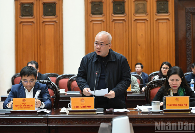 Le vice-ministre des Finances Do Thanh Trung intervient lors de la réunion.