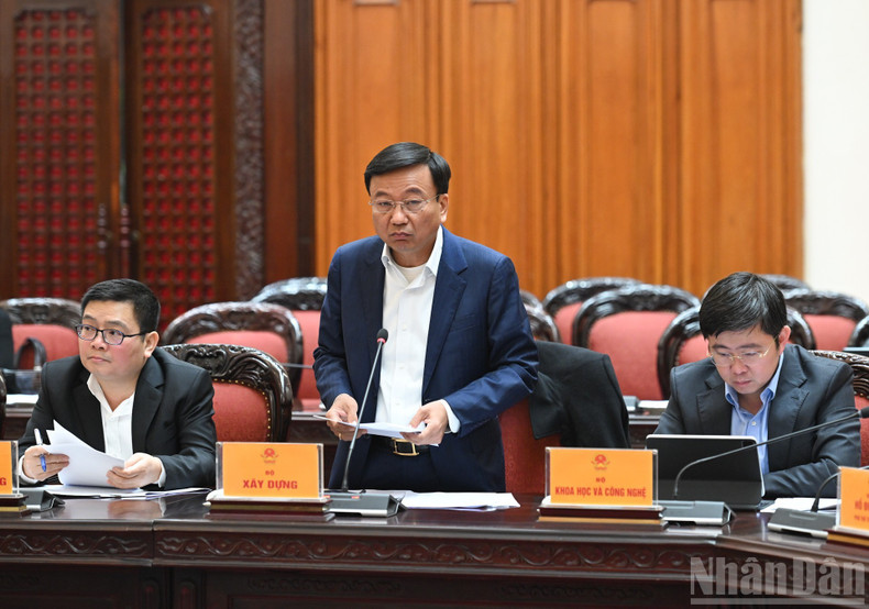 Le vice-ministre de la Construction Nguyen Danh Huy intervient lors de la réunion.