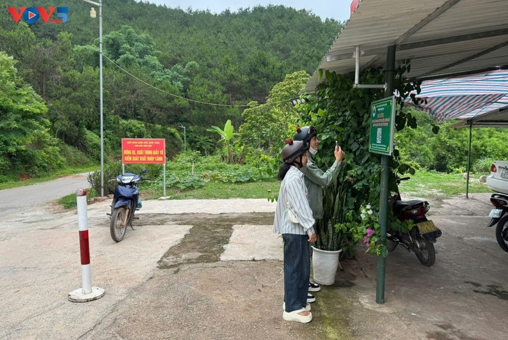 Le code QR est affiché dans les lieux publics pour faciliter l&apos;accès de la population.Photo: Duy Thái/VOV