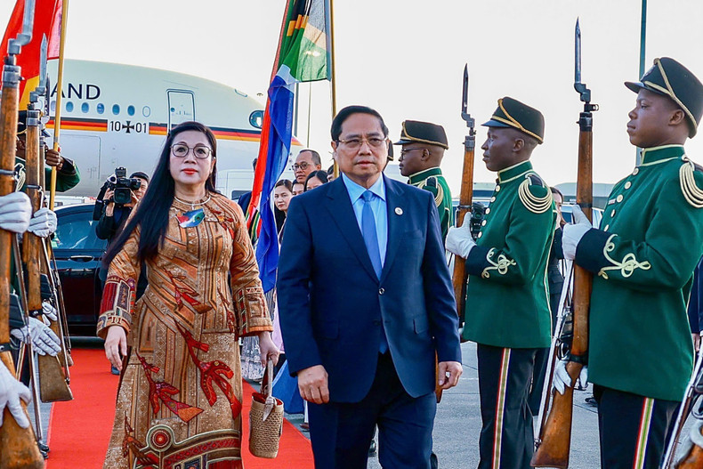 Cérémonie d’adieu à l’occasion du départ du Premier ministre Pham Minh Chinh et de son épouse, à l’issue de leur participation au Sommet du G20 en Afrique du Sud. (Photo : Duong Giang – VNA)