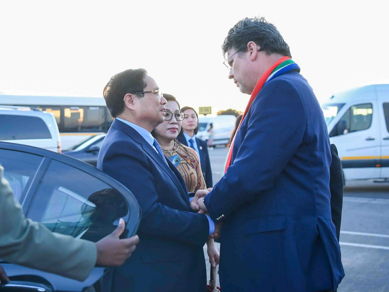 Le Premier ministre Pham Minh Chinh et son épouse ont achevé leur participation au Sommet du G20 en Afrique du Sud. (Photo : Duong Giang – VNA)