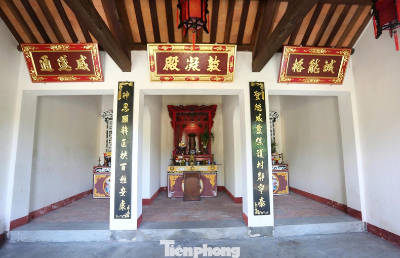 À l’intérieur de la cour se trouve également un sanctuaire à trois travées dédié au Génie tutélaire du village, aux divinités Trois Déesses et aux divinités des Cinq Éléments.