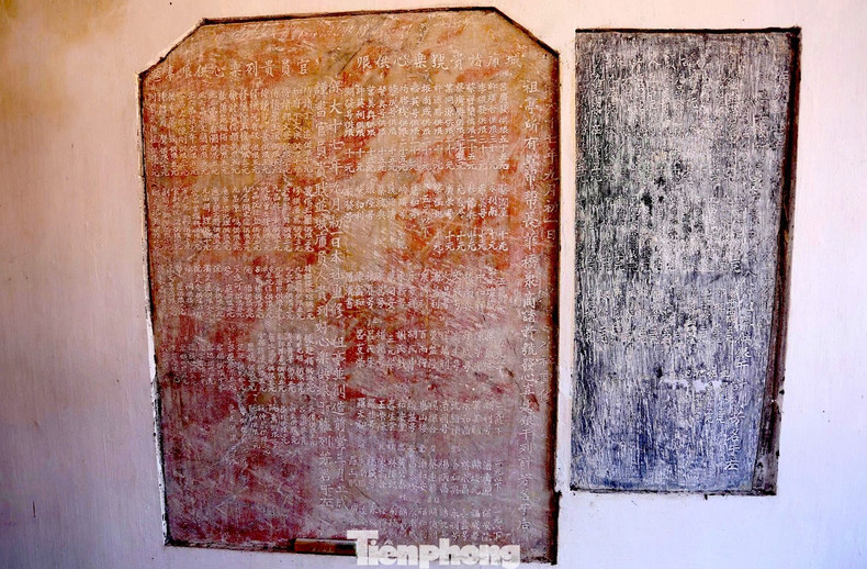 Une stèle en pierre consigne les travaux de restauration et de rénovation effectués en 1942, ainsi que les noms des bienfaiteurs ayant contribué financièrement.