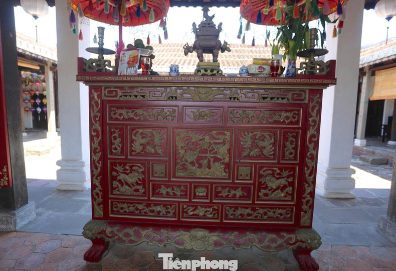 L’autel à encens, placé à l’entrée, est orné de sculptures décoratives d’une grande finesse.