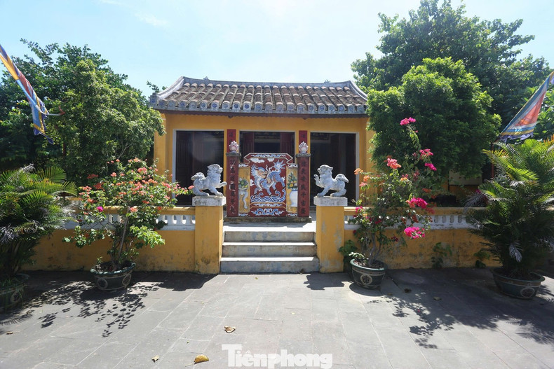 Le sanctuaire Ba, situé dans l’enceinte de la maison communale Ong Voi, se distingue par un paravent décoratif orné de l’image du kylin, accompagné de part et d’autre d’une paire de kylins en pierre.