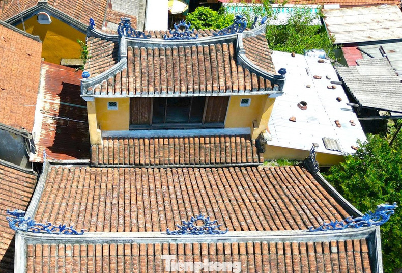 Fait remarquable, le sanctuaire arrière de la maison communale est construit sur deux niveaux. Il s’agit d’un modèle unique à Hoi An et rare ailleurs.