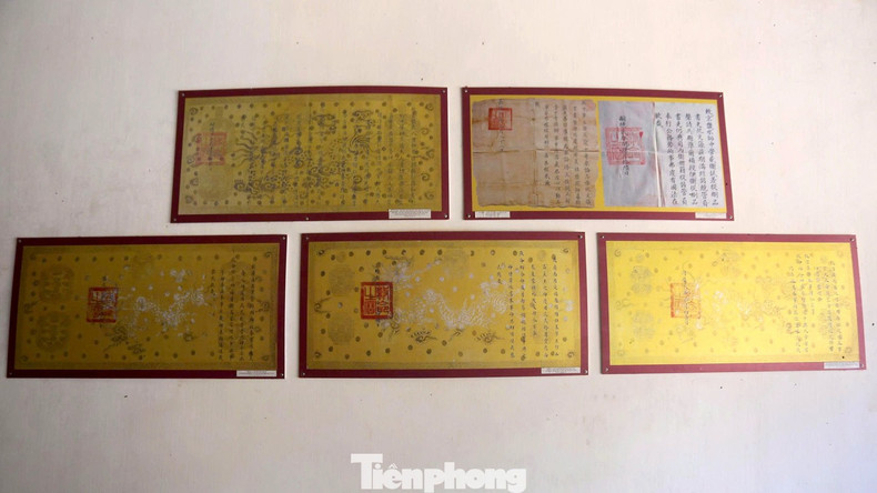 De nombreux édits impériaux délivrés par la cour royale à différentes époques y sont conservés.