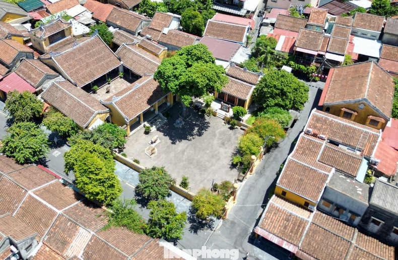 Selon le Centre de conservation du site du patrimoine culturel mondial de Hoi An, la maison communale de Hoi An, également appelée maison communale Ong Voi, est un lieu de vie communautaire, de réunions et de règlement des affaires du village et de la commune de Hoi An, ainsi qu’un espace essentiel de pratique des croyances populaires de la communauté locale.