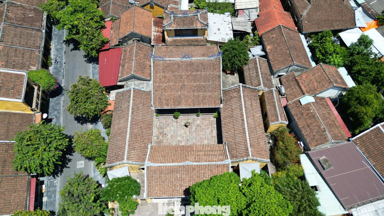 L’édifice présente une grande envergure, avec un plan architectural en forme du caractère chinois « Khau ».