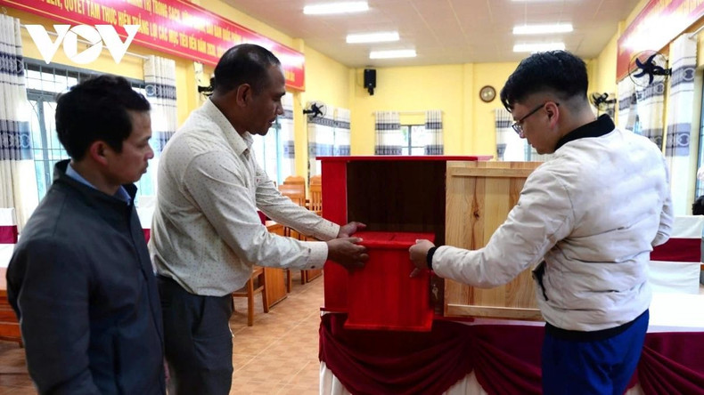 Les responsables locaux vérifient l’urne ainsi que les conditions matérielles nécessaires au déroulement du scrutin dans le bureau de vote.