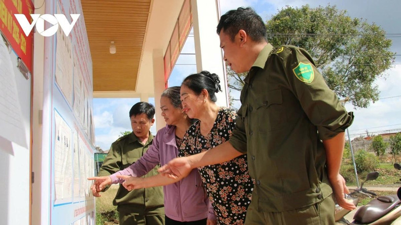 Les électeurs de la commune de Dak Mil, province de Lam Dong, consultent la liste électorale affichée en vue des élections des députés de la XVIe législature de l’Assemblée nationale et des conseils populaires à tous les niveaux pour le mandat 2026-2031.