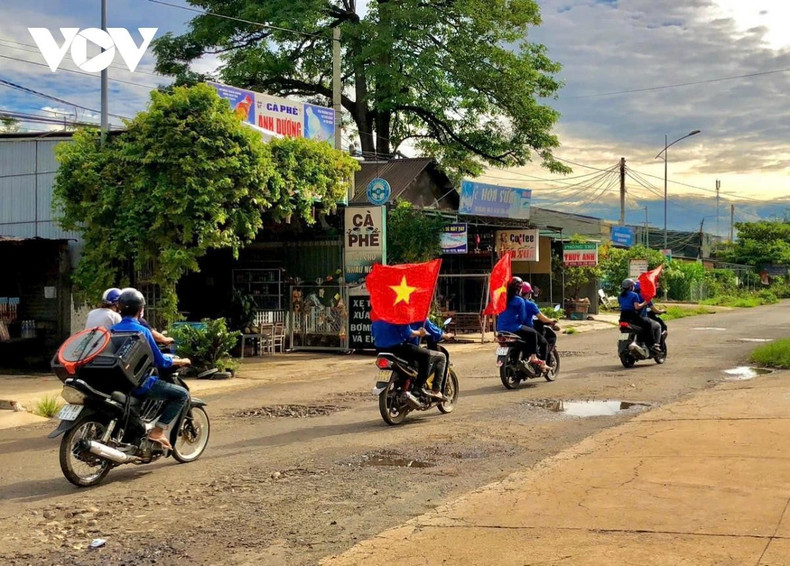 Dans les zones reculées, les jeunes utilisent des motos équipées de haut-parleurs mobiles pour diffuser les informations relatives à l’élection.