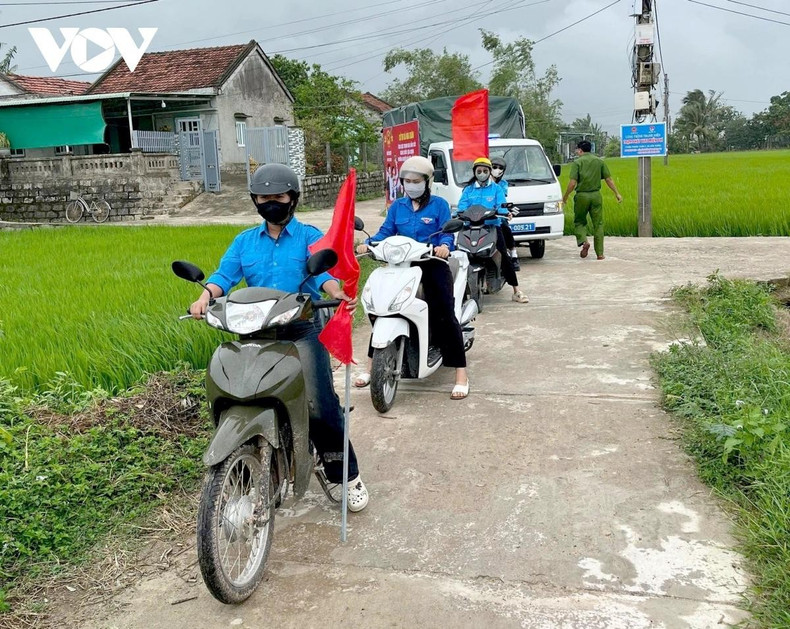 Du centre urbain aux routes rurales, la chemise bleue des jeunes est omniprésente dans les activités de sensibilisation itinérante.