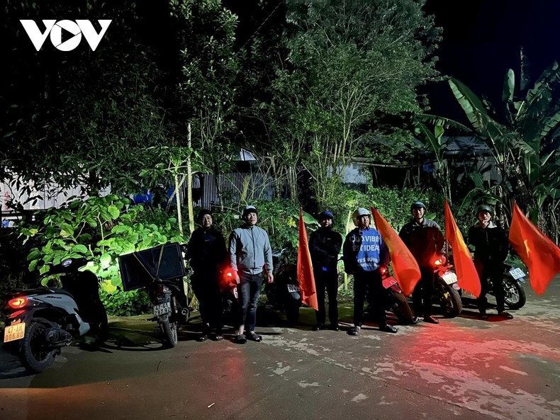 Dans certaines zones rurales, où les habitants rentrent souvent tard des champs, les jeunes organisent des tournées de sensibilisation le soir afin que la population puisse plus facilement accéder aux informations.