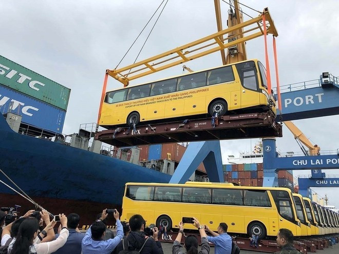 L'économie a connu une croissance relativement forte, et l'économie de marché à orientation socialiste prend progressivement forme et se développe. Sur la photo : Cérémonie de livraison de 15 bus de la marque vietnamienne THACO destinés à l'exportation vers les Philippines. L'événement se déroule au port de Chu Lai, situé dans la Zone économique ouverte de Chu Lai (province de Quang Nam). Cette zone stratégique a été inaugurée en 2003. Photo : VNA