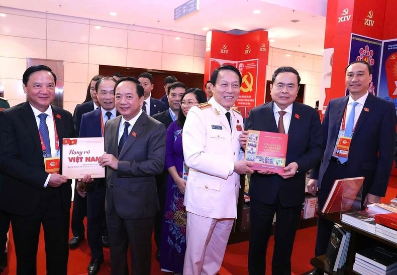 Membre du Bureau politique et Président de l'Assemblée nationale Tran Thanh Man ; membre du Bureau politique, Ministre de la Sécurité publique et Général d'armée Luong Tam Quang ; Secrétaire du Comité central du Parti, Chef de la Commission de la Sensibilisation et de l'Éducation et de la Mobilisation des masses du Comité central du Parti Trinh Van Quyet ; membre du Comité central du Parti et Vice-président de l'Assemblée nationale Nguyen Khac Dinh prennent une photo souvenir avec des publications spéciales éditées par la Maison d'édition politique nationale Su That.