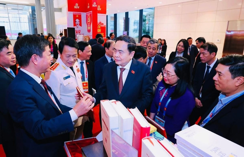 Le président de l'Assemblée nationale Tran Thanh Man et les délégués dans la zone d'exposition de livres et de journaux célébrant le XIVe Congrès du Parti communiste du Vietnam (PCV).