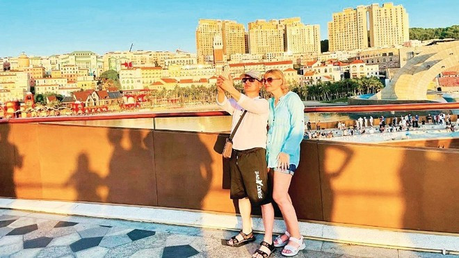 Des visiteurs étrangers à Phu Quoc. Photo: nhandan.vn