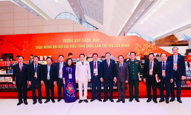 Le président de l'Assemblée nationale était accompagné lors de cette visite par le général d'armée Luong Tam Quang, membre du Bureau politique, secrétaire du Comité d'État du Parti de la Police centrale et ministre de la Police ; le général d'armée Nguyen Trong Nghia, membre du Bureau politique et chef du Département général de politique de l'Armée populaire du Vietnam ; le camarade Trinh Van Quyet, secrétaire du Comité central du Parti et président de la Commission de sensibilisation et d'éducation du Comité central du Parti.