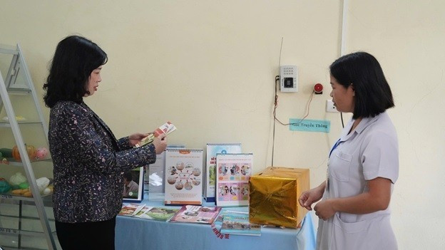La ministre de la Santé Dao Hong Lan inspecte les activités d'éducation et de communication en matière de santé dans la commune de Sam Mun, province de Dien Bien. Photo: Bao Suc khoe Doi song