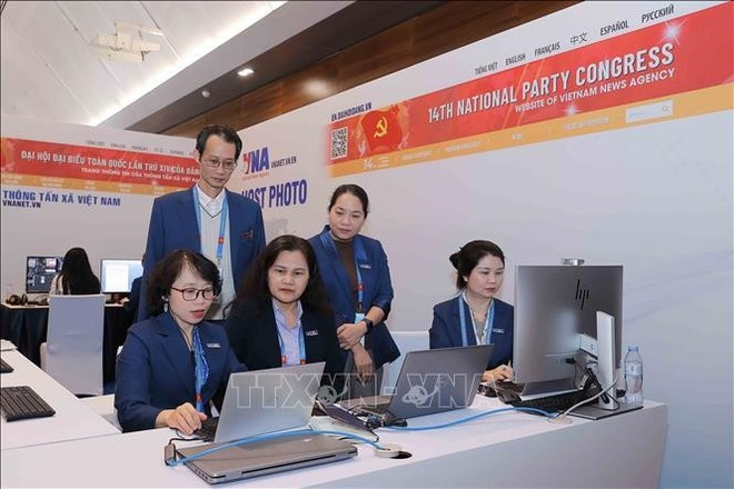 La vice-directrice générale de l’Agence vietnamienne d’information (VNA), Nguyên Thi Su (au centre), dirige et supervise le travail au sein de la zone d’opérations de la VNA. Photo : VNA