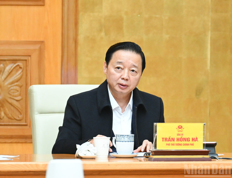 Étaient également présents le Vice-Premier ministre Tran Hong Ha, des dirigeants de ministères et d’agences, ainsi que des points de connexion en ligne des sept provinces du Centre et des Hauts Plateaux du Centre.