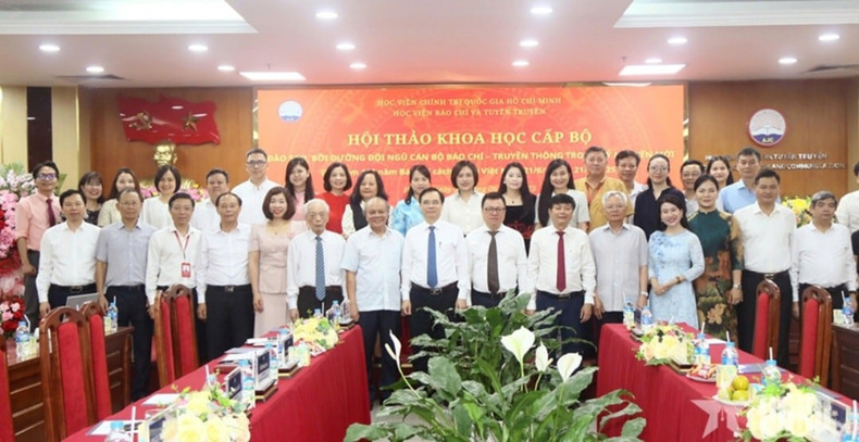 Les délégués participant au séminaire scientifique de niveau ministériel sur le thème « Formation et perfectionnement des cadres de la presse et de la communication à l'ère nouvelle ». Photo : Congluan. screenshot-20250607-203217-gallery.jpg