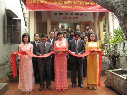 Le Directeur général adjoint de la VNA, Ngo Ha Thai (deuxième à droite) et des représentants des autorités locales coupent le ruban lors de l'inauguration de la Maison commémorative du martyr Tran Kim Xuyen, le 3 mars 2013. nha-tuong-niem-liet-si-tran-kim-xuyen.jpg
