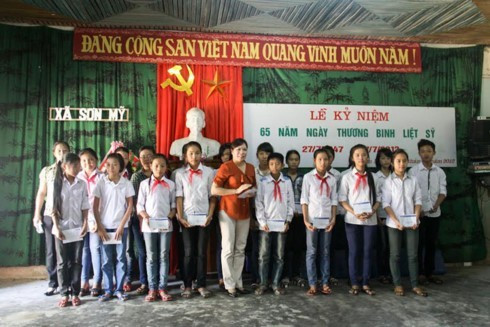 Mme Ngo Thi Hong Thanh, Vice-présidente de l'Association des journalistes de la VNA, remet une bourse du Fonds d'encouragement aux études Tran Kim Xuyen à des élèves défavorisés mais méritants dans la commune de Son My, district de Huong Son, Ha Tinh, le 27 juillet 2012. quy-khuyenhoc.jpg