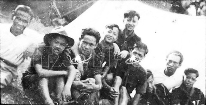Le camarade Tran Kim Xuyen (troisième à partir de la gauche) avec des jeunes du groupe scout qu'il dirigeait avant la Révolution d'Août (Photo VNA). dong-chi-tran-kim-xuyen-thu-ba-tu-trai-cung-cac-thieu-nien-trong-doan-huong-dao-sinh-do-ong-phu-trach-truoc-cach-mang-thang-tam-anh-ttxvn.jpg