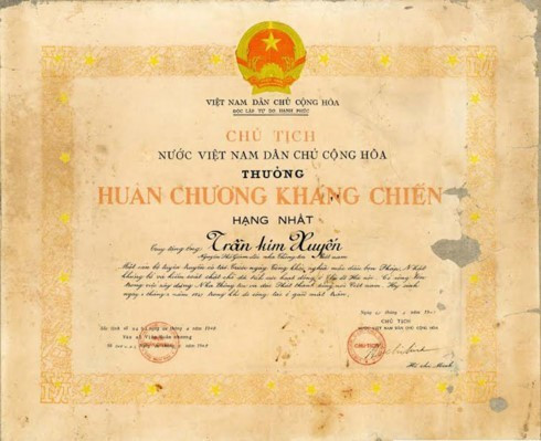 Le 23 avril 1949, le Président Ho Chi Minh signe le Décret conférant à titre posthume l'Ordre de la Résistance de première classe au journaliste-martyr Tran Kim Xuyen, soulignant son mérite : "Un propagandiste talentueux. Avant le jour de l'insurrection, il a activement œuvré au cœur de la capitale Hanoi, malgré la répression et le contrôle strict des Français et des Japonais. Par la suite, il a grandement contribué à la construction de l'Agence d'Information et de la Voix du Vietnam." huanchuongkhngchienhangnhat.jpg