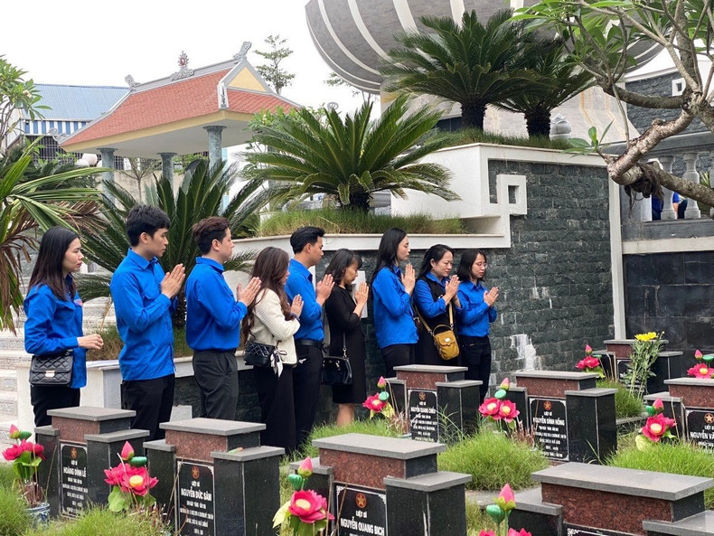 Des membres de l'Union de la Jeunesse brûlent de l'encens en mémoire du journaliste-martyr Tran Kim Xuyen au cimetière des martyrs de la ville de Chuc Son, district de Chuong My, Hanoi. anh-3.jpg