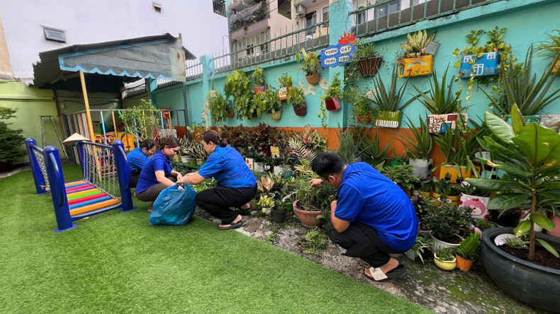 Dans le quartier Cau Kieu, les jeunes entretiennent et décorent un jardin miniature de verdure pour une école maternelle.