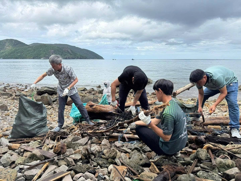 Les habitants de la zone spéciale de Con Dao unissent leurs efforts pour nettoyer les plages.