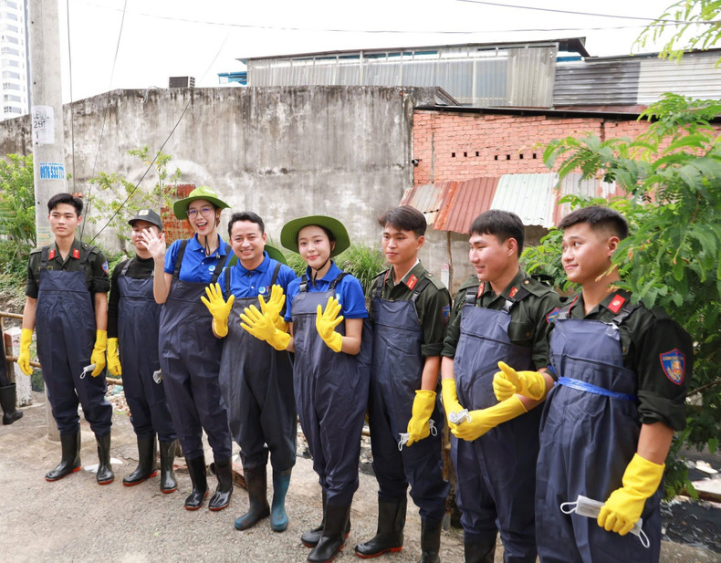 Cette initiative significative reçoit également la participation de nombreuses personnalités, ainsi que des cadres et des agents de la Police populaire.