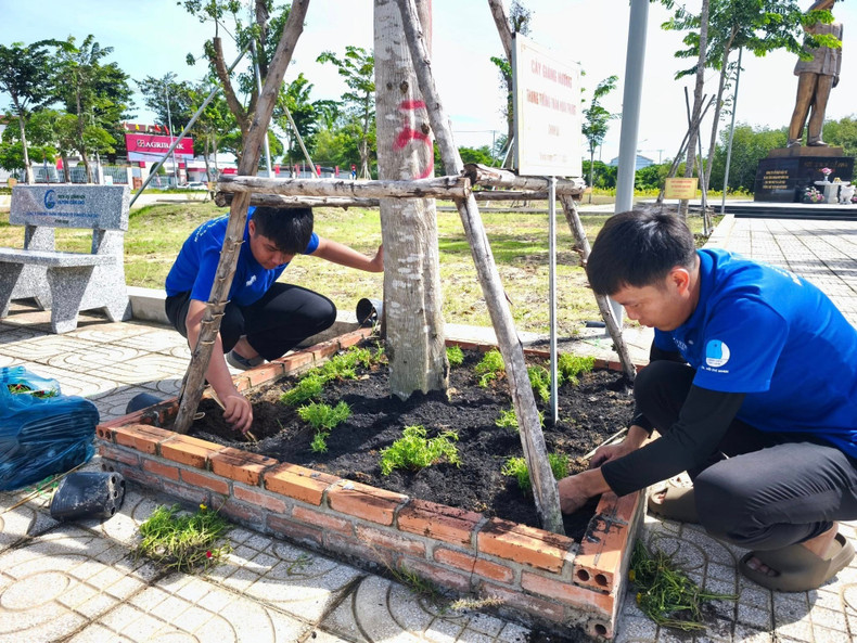 Au Temple des Héros martyrs de Rung Sac (commune de Can Gio), la jeunesse locale entretient les massifs de plantes dans le cadre du programme « Dimanche vert ».