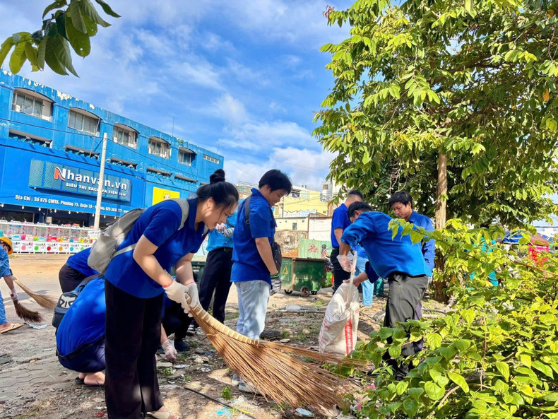 Un groupe de jeunes du quartier Hoa Hung a collecté les déchets dans un espace public occupé et pollué par les habitants.