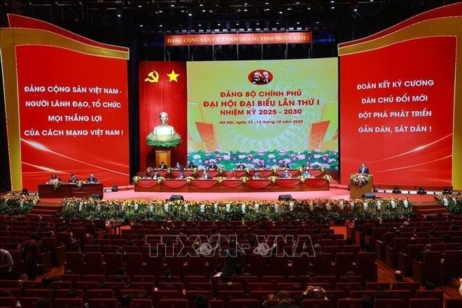 Ce samedi matin, 12 octobre, au Centre national des conférences de Mỹ Đình (Hanoï), s’est ouverte la séance préparatoire du 1er Congrès du Parti du gouvernement pour le mandat 2025-2030. Photo : VNA Ce samedi matin, 12 octobre, au Centre national des conférences de Mỹ Đình (Hanoï), s’est ouverte la séance préparatoire du 1er Congrès du Parti du gouvernement pour le mandat 2025-2030. Photo : VNA
