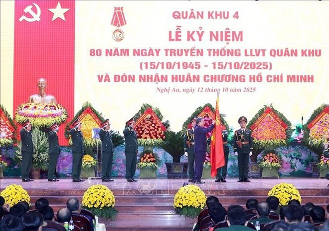 To Lam remet l’Ordre de Hô Chi Minh aux Forces armées de la 4e zone militaire. Photo : VNA. To Lam remet l’Ordre de Hô Chi Minh aux Forces armées de la 4e zone militaire. Photo : VNA.