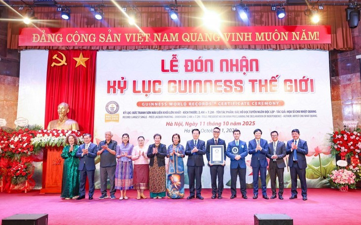 Le peintre Chu Nhât Quang reçoit le certificat du Guinness World Record. Photo: Thanh Tùng/VOV. Le peintre Chu Nhât Quang reçoit le certificat du Guinness World Record. Photo: Thanh Tùng/VOV.