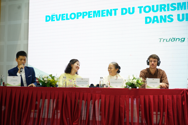 L'artisane Phan Thi Thuân partage son métier de tissage. Photo: Département de français - Université de Hanoi L'artisane Phan Thi Thuân partage son métier de tissage. Photo: Département de français - Université de Hanoi