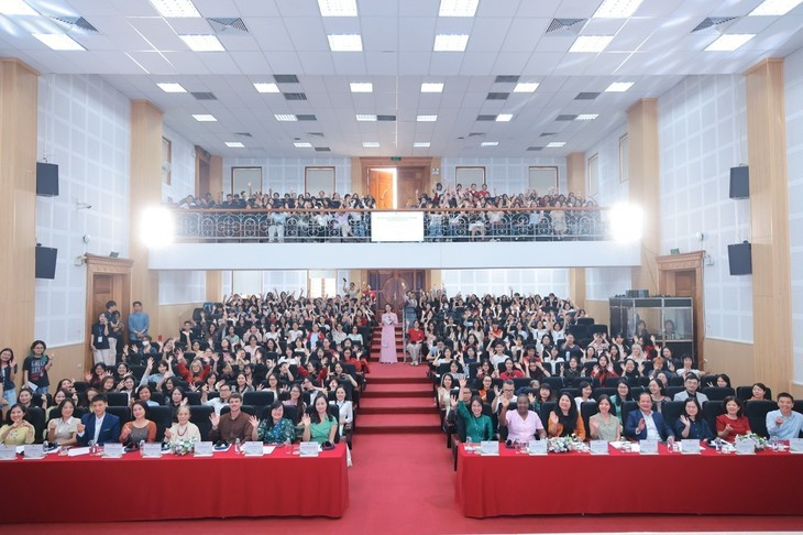 Les étudiants participants à la table-ronde. Photo : Département de français - Université de Hanoi. Les étudiants participants à la table-ronde. Photo : Département de français - Université de Hanoi.