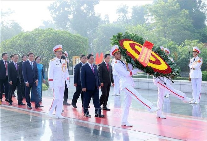 Les délégués rendent hommage au Président Ho Chi Minh en son mausolée. Photo : VNA. Les délégués rendent hommage au Président Ho Chi Minh en son mausolée. Photo : VNA.