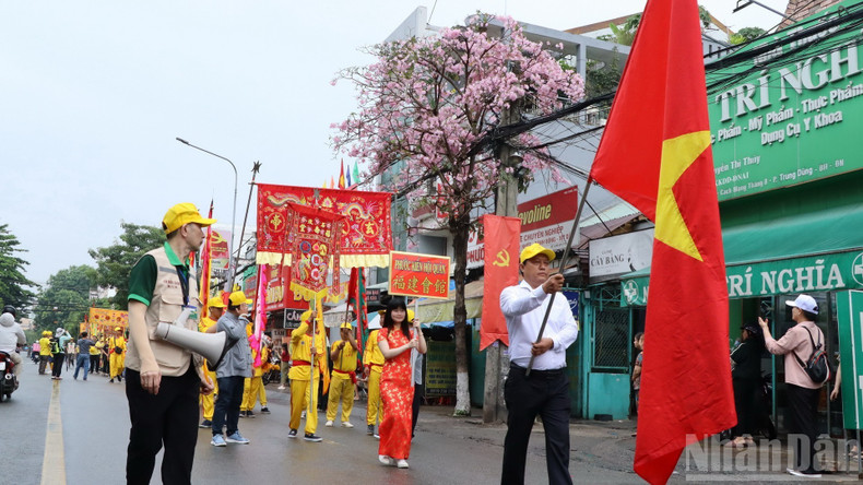 Un groupe d’environ 800 personnes défile depuis le miếu Phụng Sơn Tự sur la rue Cách mạng Tháng Tám, quartier de Tran Bien