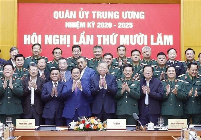 Le secrétaire général du Parti, Tô Lâm, secrétaire de la Commission militaire centrale et des délégués à la réunion. Photo : VNA