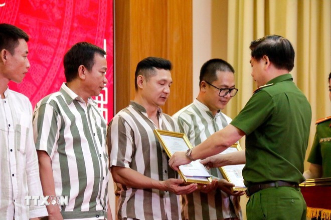 Remise des décisions de grâce présidentielle aux détenus. Photo: VNA