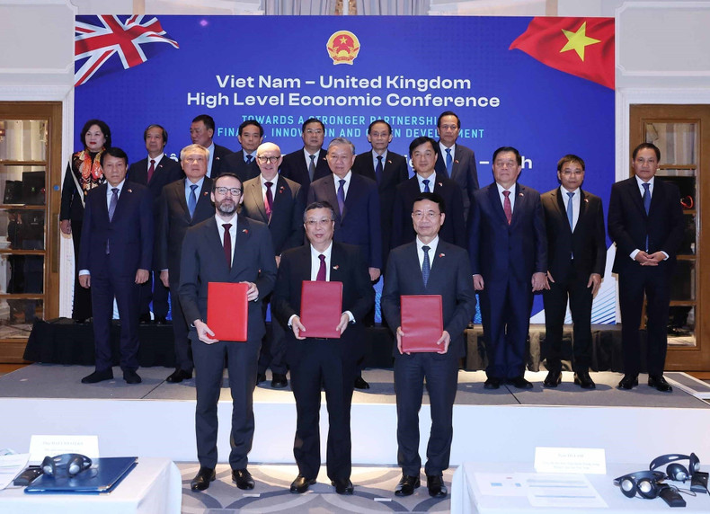 Le secrétaire général To Lam assiste à la cérémonie de remise des accords de coopération entre les entreprises des deux pays.