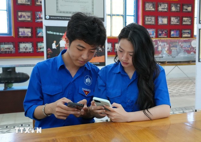 À l'université de Nha Trang (province de Khanh Hoa), des étudiants s'informent sur les élections grâce à des plateformes d'information numériques. Photo : VNA