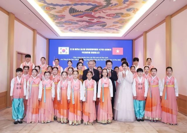 Le secrétaire général du Parti communiste du Vietnam, Tô Lâm et son épouse avec le président Lee Jae Myung et l"épouse de celui-ci posent avec des enfants. Photo: VNA Le secrétaire général du Parti communiste du Vietnam, Tô Lâm et son épouse avec le président Lee Jae Myung et l"épouse de celui-ci posent avec des enfants. Photo: VNA
