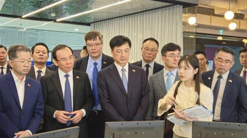 La délégation a visité l’espace des hautes technologies en IA et robotique de la Vallée des hautes technologies de Pangyo. Photo : VKBIA. img-7751.jpg